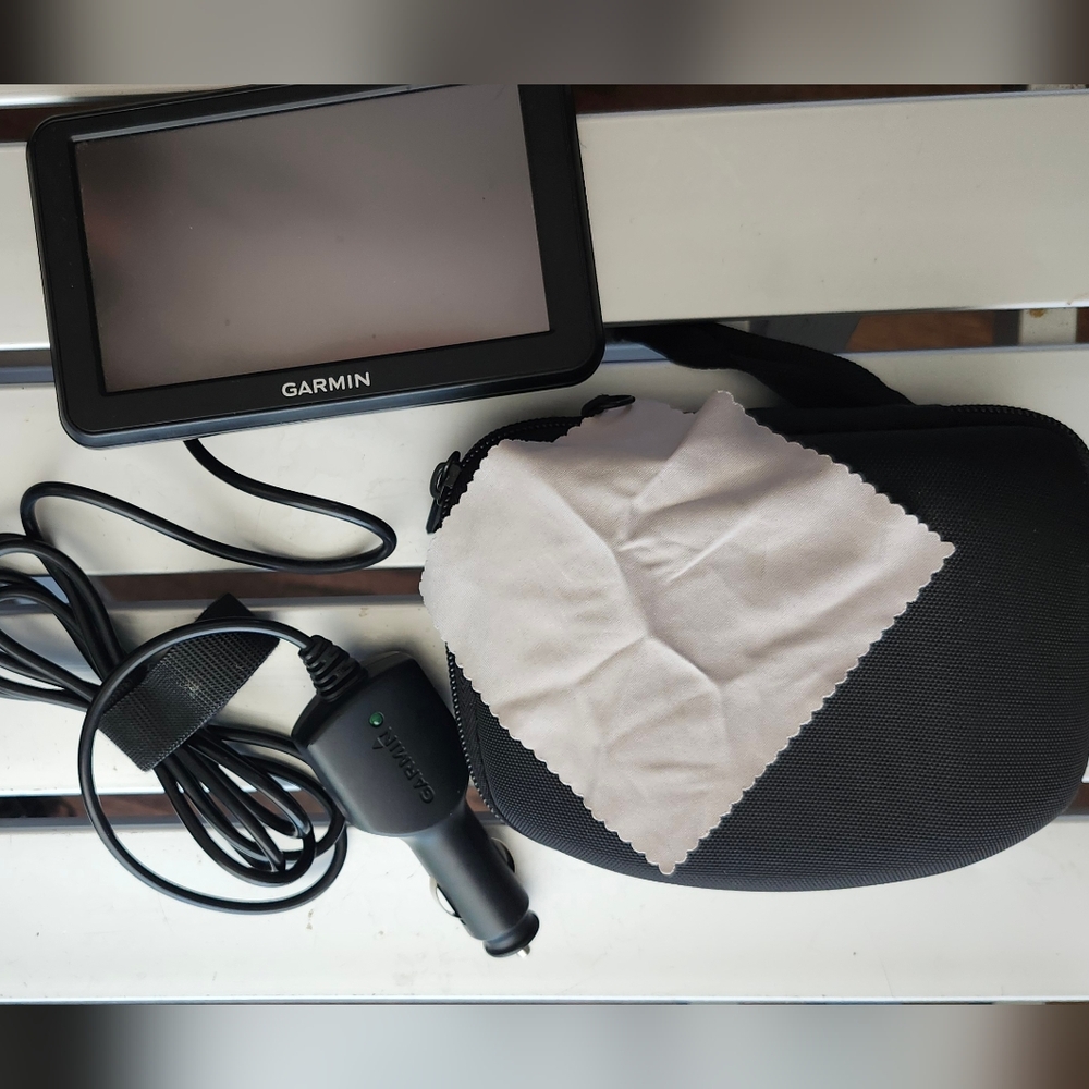 Garmin GPS Navigator with AccessoriesThe Garmin nüvi 50